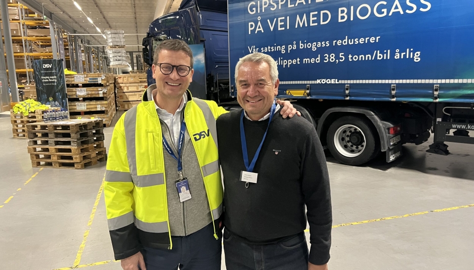 Ulf Erik Krüger Solheim (f.h.) og Rune Berg Stiansen, administrerende direktører i henholdsvis DSV Solutions og DSV Road poserte villig for fotografen for å synliggjøre at «DSV er ett» i Vestby.