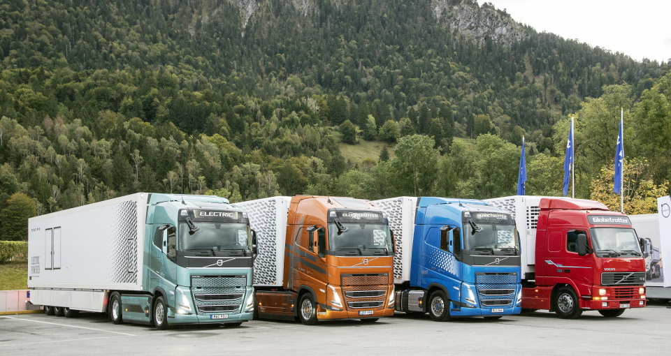 MARKEDSLEDEREN: Volvo Trucks ble markedsleder i det norske lastebilmarkedet 2023. Fra venstre ser vi FH Electric, FH I-Save, FH på gass og helt til høyre den første FH som nå er 30 år gammel.
