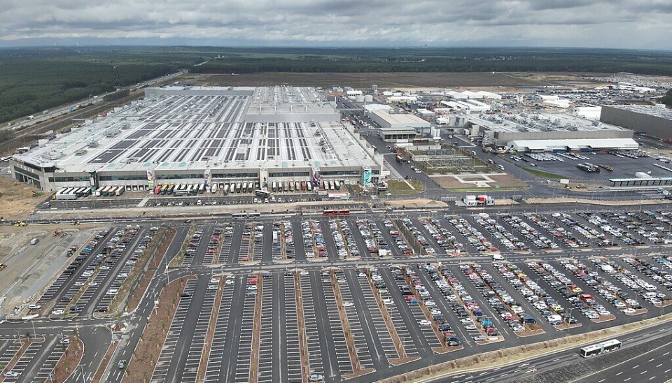 Telsas 'gigafactory' i Gruenheide utenfor Berlin vil stenge ned produksjonen i to uker fra slutten av januar som følge av leveringsutfordringer.