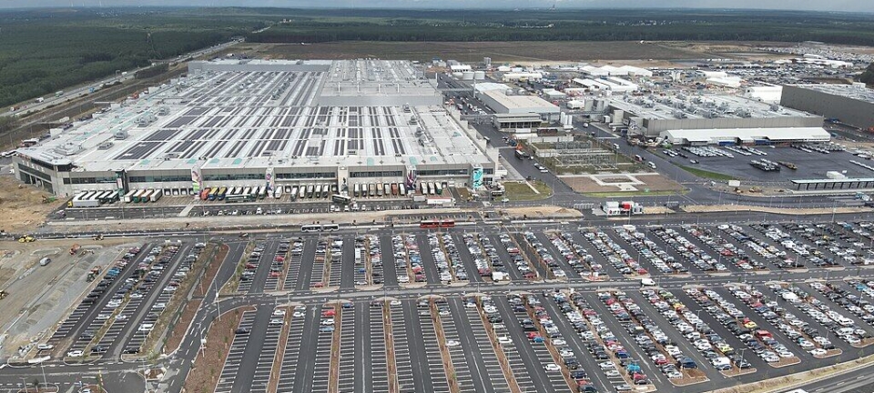 Tesla stenger ned fabrikk i Berlin i to uker på grunn av komponentmangel