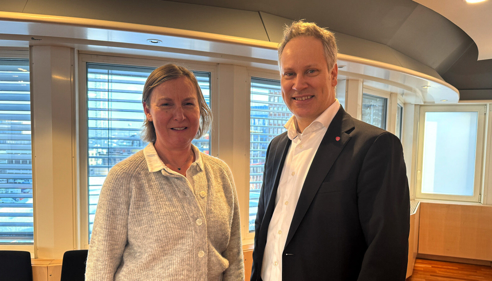 Elisabeth Sørbøe Aarsæther skal lede utvalget som skal vurdere dagens postpolitikk og komme med forslag til ny. Her sammen med samferdselsminister Jon-Ivar Nyågrd.