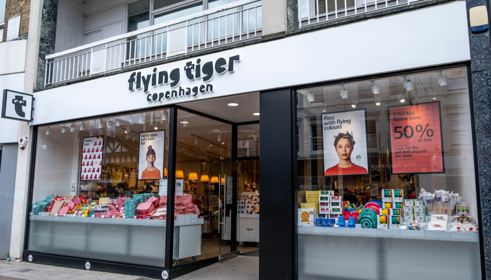 Den danske retailkjeden Flying Tiger Copenhagen har mye sjøtransport fra Asia til Europa. Det skal fremover skje med bruk av grønt drivstoff. Her fra en av kjedens butikker i London.