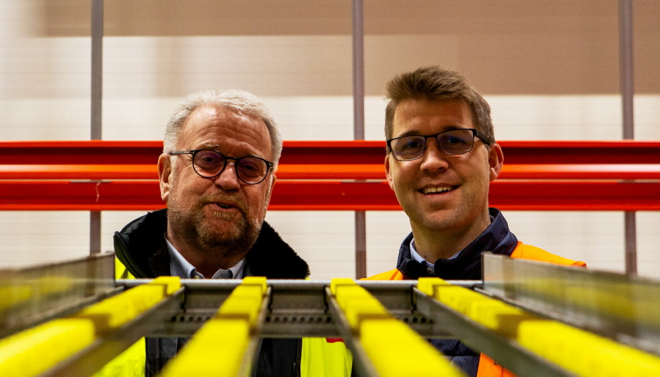 LEVERANDØRER: EAB, her representert ved Runar Bøe (til venstre) og Øystein Granslo, har stått for den konvensjonelle lagerinnredningen hos Farmasiet.