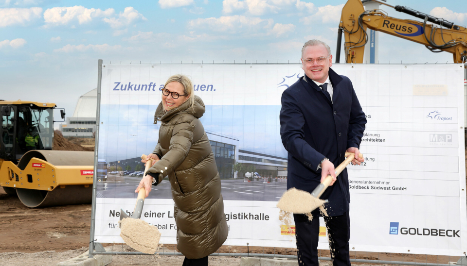 Anke Giesen, Executive Director Retail and Real Estate ved Fraport AG og Tobias Schmidt, CEO i DHL Global Forwarding Europe, med de symbolske første spadetakene ved den nye flyfraktterminalen i Frankfurt.