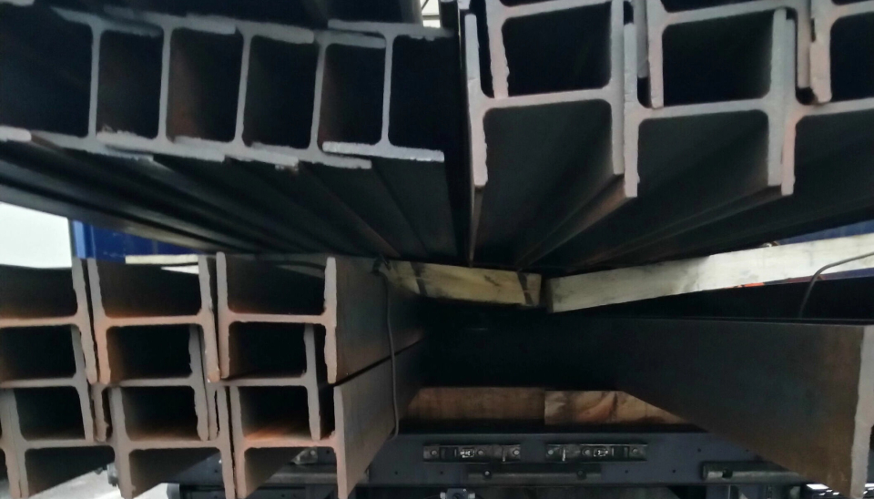 Her har det gått litt fort i svingene under arbeidet med å sikre lasten.