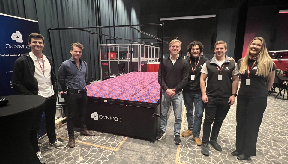 GJENGEN BAK: OmniMod stilte mannsterke på Element Logics kundeforum. Fra venstre: Sander Engevik, Tobias Drage Roti, Lars Breirem, Aksel Næstby, Eivind Dogger og Anna Mjønerud Gjestvang.