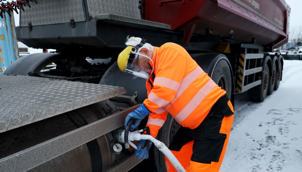 GASS FOR TUNGTRANSPORT: Yrkessjåfør Rune Amundsen i Gunnar Knutsen AS er fornøyd med den mobile fyllestasjonen til Gasum på Yggeset gjenvinningsstasjon i Asker.
