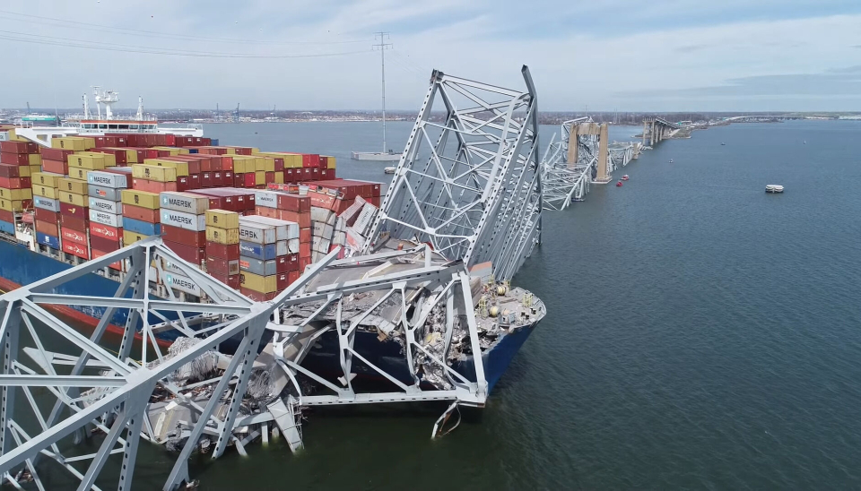 Containerskipet Dali kolliderte inn i den ene bropillaren, noe som medførte at Francis Scott Key Bridge i Baltimore umiddelbart kollapset.