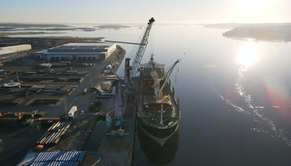 Innseilingsforholdene til Borg havn har vært krevende på grunn av sedimenter fra Glomma. Nå ser det ut til at en utbedring endelig kan komme i gang.