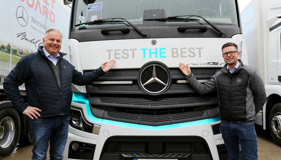 TEST THE BEST: Daglig leder i Bertel O. Steen lastebil og buss., Jarle Viuls og Thore Kjetså, markeds- og kommunikasjonssjef i Bertel O. Steen lastebil og buss, byr opp til testkjøring med diesel og batteri de neste tre månedene.