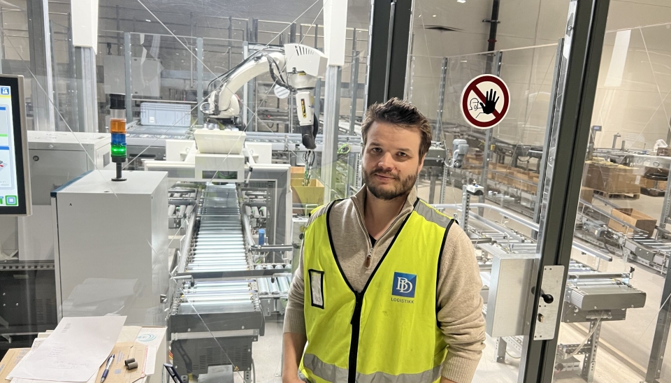 Thomas Rønningen, Logistikkutviklingssjef i Brødrene Dahl, foran plukkroboten på lageret i Langhus som benytter avansert maskinlæring – sin egen og andre i det globale Covariant-nettverket – til å plukke mer effektivt.