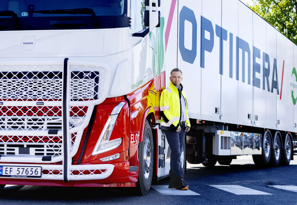 KARBONNØYTRALE: Logistikkdirektør i Optimera, Gard Erik Dahl forteller at med solcelleanlegget kan de tilby kundene en enda mer bærekraftig logistikkløsning.