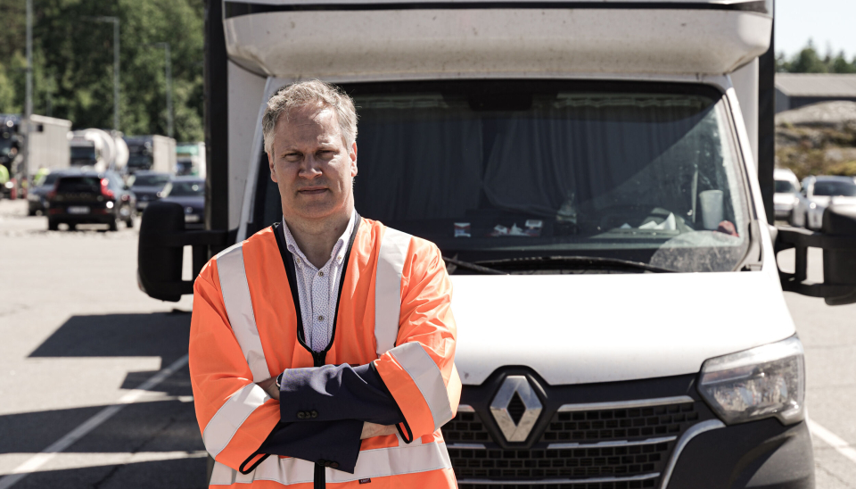 Samferdselsminister Jon-Ivar Nygård vil ha bedre kontroll på varetransporten med varebiler, og forslår krav til løyve for varetransport mot vederlag.