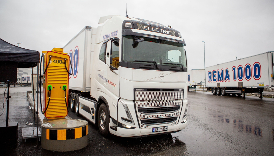 NOEN GÅR FORAN: Rema Distribusjon er blant aktørene som har investert i både elektriske lastebiler og ladeinfrastruktur i samarebid med søsterselskapet Uno-X Mobility. Ikke alle vareeiere er villig til å betale litt ekstra før å kutte utslippene sine.