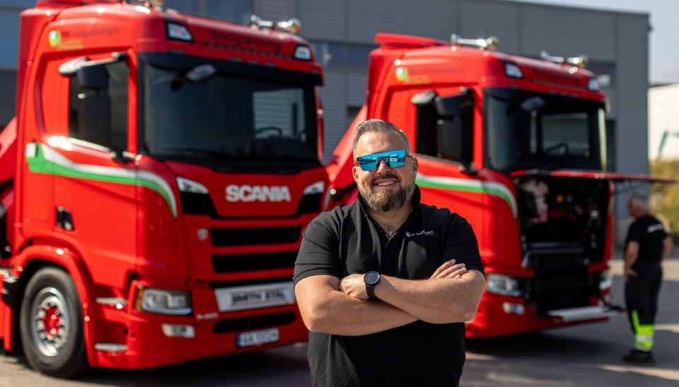 KLIMAVENNLIG DRIVSTOFF: Nik. Haugrønning as tar i bruk Scania trekkvogner med kran og flytende biogass for miljøvennlig transport. Richard Thorvaldsen, avdelingsleder i Vestfold, har fått de to første bilene levert.