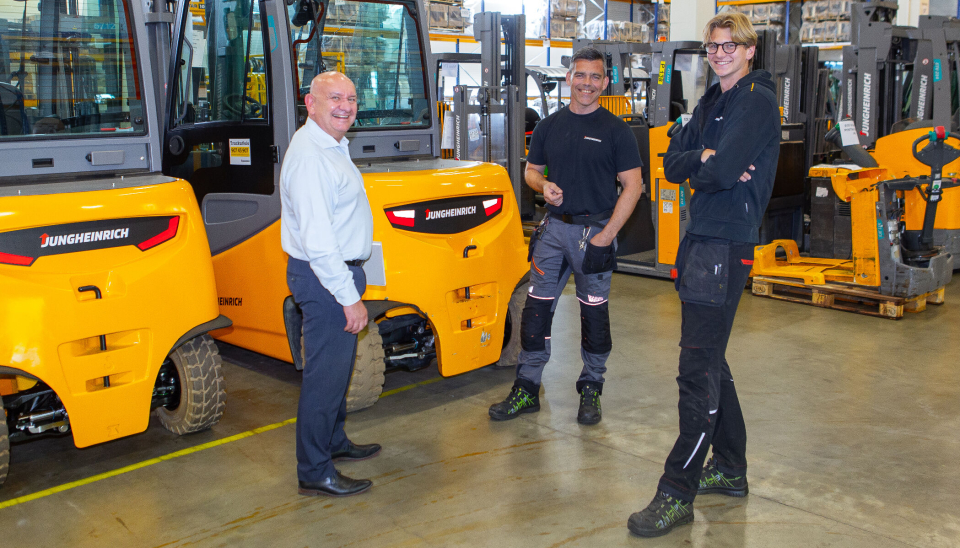 Jungheinrich Norge har hatt sin første lærling, Oliver Holten, som etter endt læretid er ansatt som fagarbeider. Fra venstre ettermarkedssjef Jørn Burmester, verkstedforman Espen Syversen og Oliver Holten.