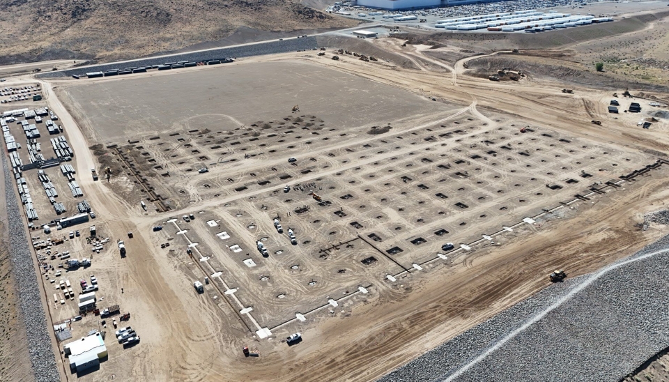 Byggingen av Teslas lastebilfabrikk er i gang i Nevada. I bakgrunnen ses Tesla Giga Factory, som produserer batterier.