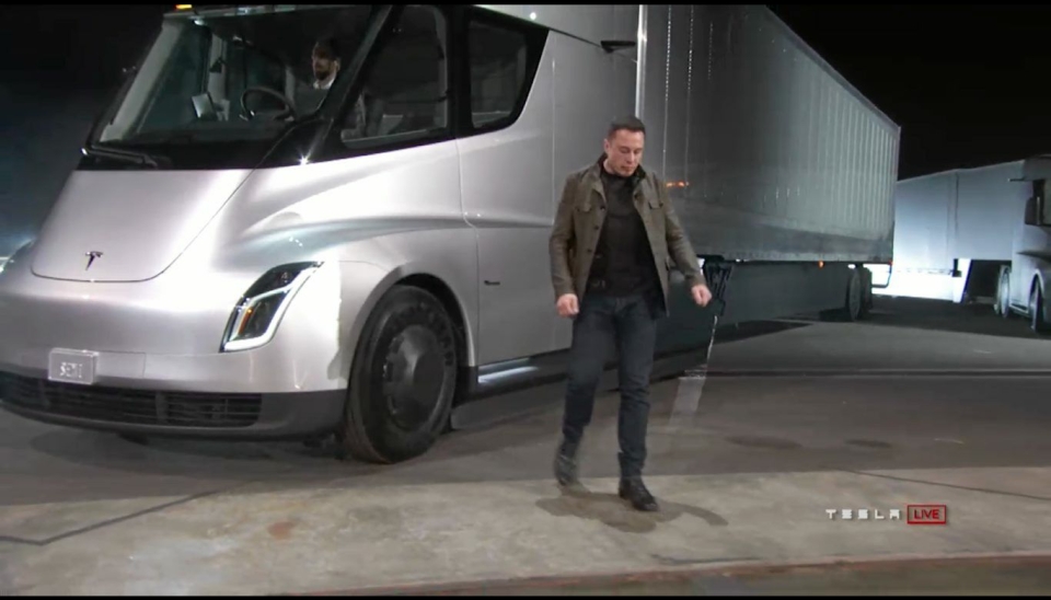 LANSERINGEN: Bildet er fra lanseringen av Tesla Semi, bilen er nå i drift hos Pepsi i USA, og nylig annonserte at de er i gang med å bygge fabrikken som skal bygge Tesla.