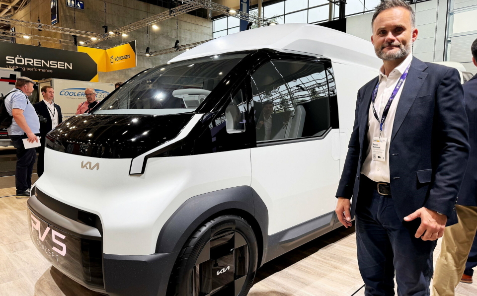 SPENNENDE MODELL: Thomas Kristiansen i Kia Norge er spent på Kia PBV5 som skal komme neste år.