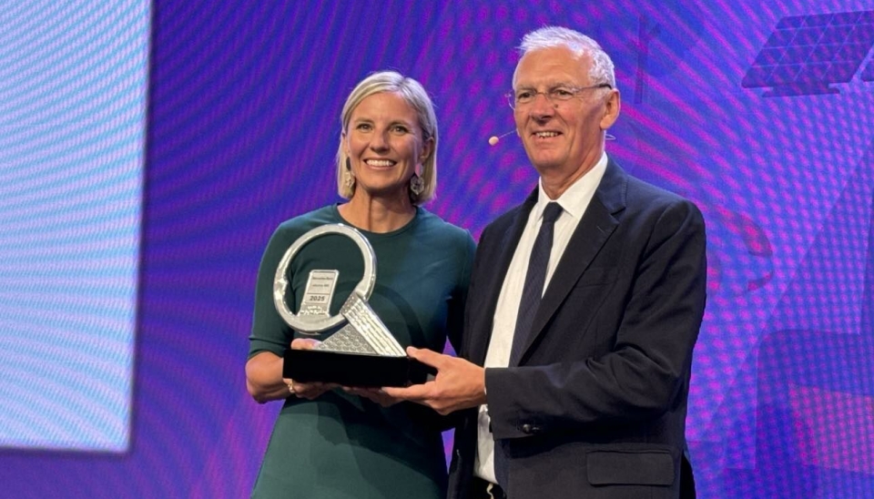 PRIS: Mercedes-Benz Trucks-sjef Karin Rådström mottok trofeet fra juryformann Gianenrico Griffini.