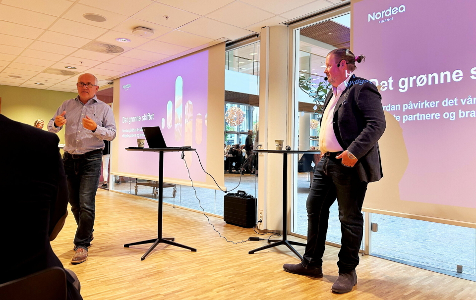 KLAR TALE: Finn Mathisen (t.v.), Country Head Equipment Finance Norway, har vært lenge i bransjen innen finansiering til anlegg og transport. Her er han sammen med en av foredragsholderne på seminaret hos Nordea på Majorstua, Sjur Wethal.