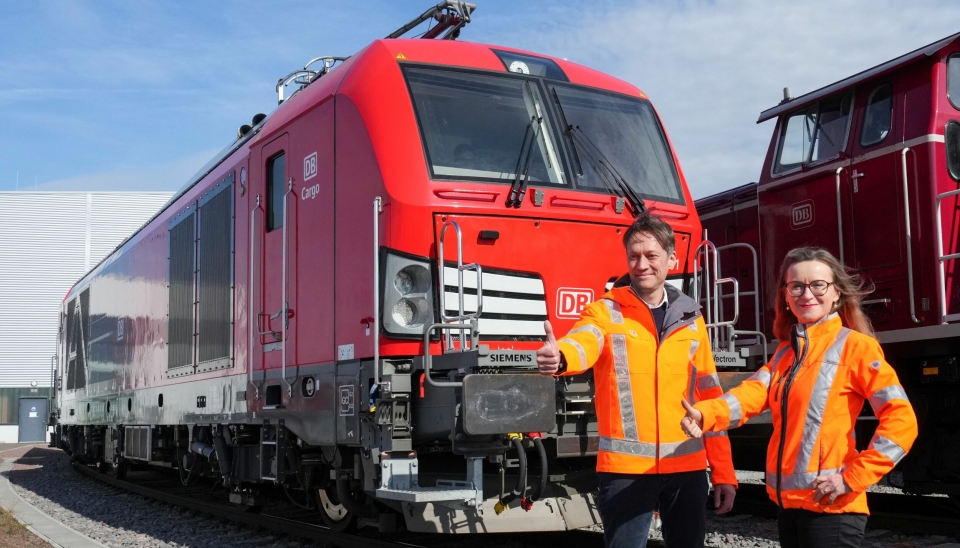 Sigrid Nikutta, CEO i DB Cargo, her avbildet sammen med Michael Peter, CEO i Siemens Mobility, ved en tidligere anledning ved overrekkelse av nytt materiell, må gå noen tøffe interne kuttrunder hos Europas største godstogselskap.