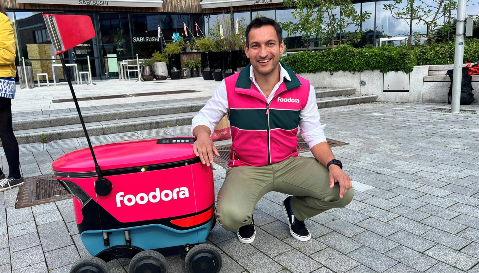Ingen omsatte for mer av budselskapene ifjor enn Foodora Norway, her representert ved daglig leder Prashant Søegaard, i forbindelse med test av robotlevering tidligere i sommer.