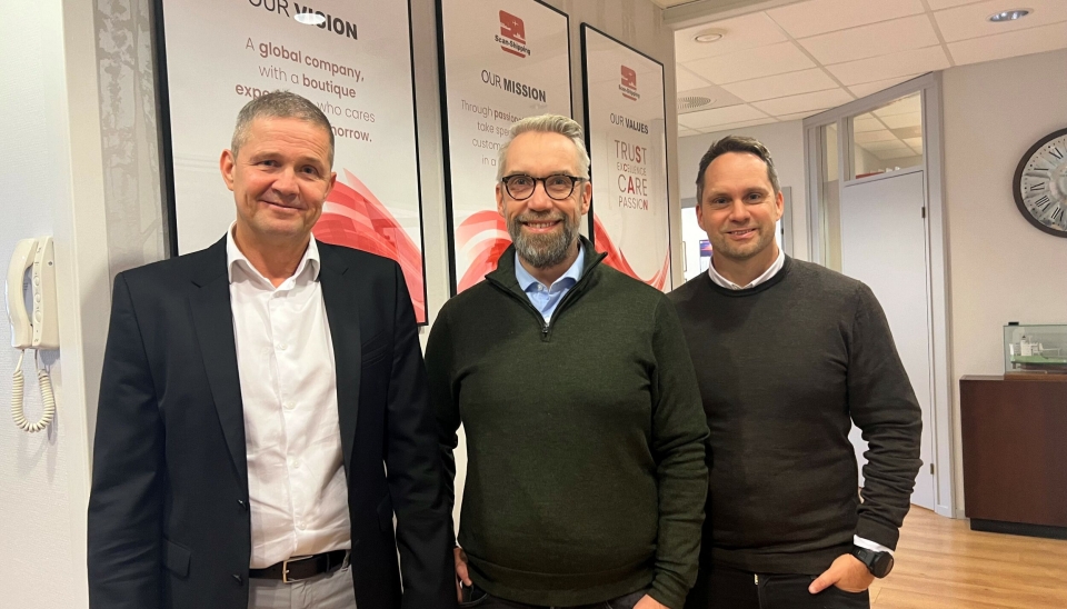 UTVIDER FRAKTTILBUDET: Bengt Nilsen, her flankert av Country Manager Stig Asbjørn Bore (t.v.) og Allan Klausen, Head of Scan-Shipping Reefer Road i Danmark, skal lede den nye veifraktavdelingen på Lysaker. (Foto: Glenn Lund)