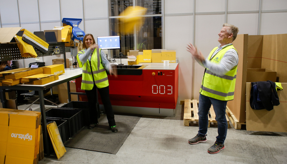 Bildet juger litt. Måfrid Wahlgren fra Netthandelsgruppen og Prime Cargos Arve Gøperød er ikke nede på gulvet og plukker fra Autostore-en hver dag - og man kaster selvsagt ikke pakker - men de er begge veldig fornøyde med å ha innledet et samarbeid om Netthandelsgruppens logistikk.