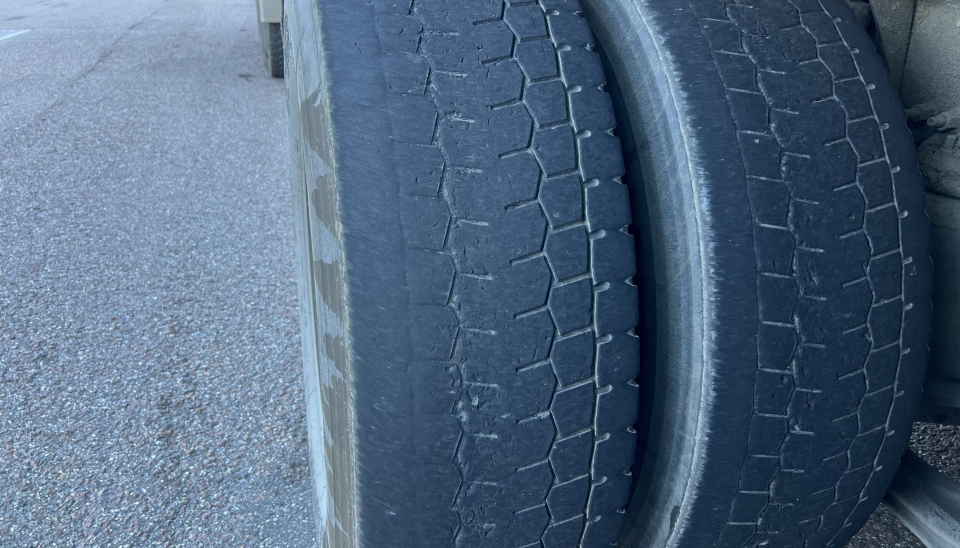 KOSTBART: Sjåføren av dette kjøretøyet måtte ut med 14.000 kroner for syv dekk under minstemålet.