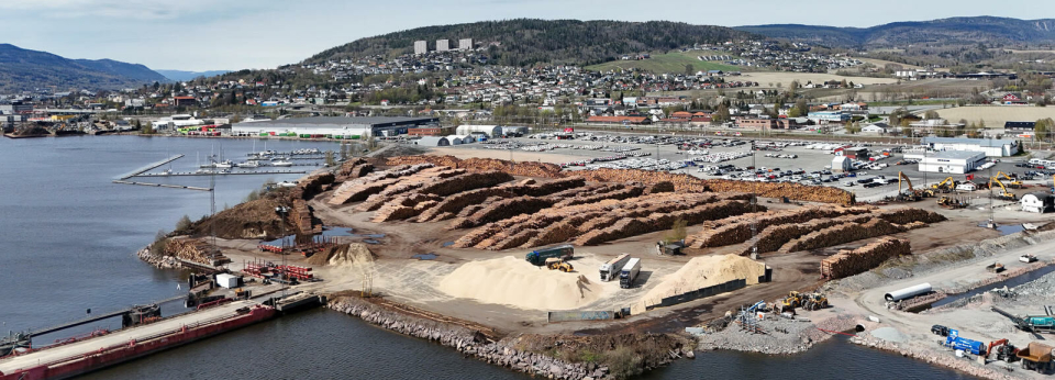 Tømmerterminalen i Lierstranda må flyttes, men prosessen med å finne ny lokasjon lider under den velkjente NIMBY-effekten 'not in my back yard'.
