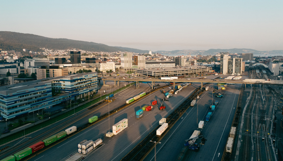 Slik ser den ferdige godsterminalen og dobbeltsporet i Bergen ut fra luften. Bergen stasjon ligger bak til høyre i bildet, i enden av jernbanesporene.